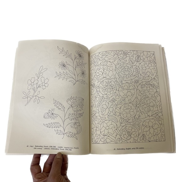 Vintage 1977 Historic Floral & Animal Designs For Embroiderers & Craftsmen - Picture 5 of 6